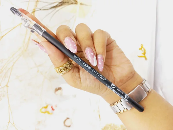 مداد چشم مات مشکی دارای ویتامین E  تراش دار هدا بیوتی HUDABEAUTY کد 80629