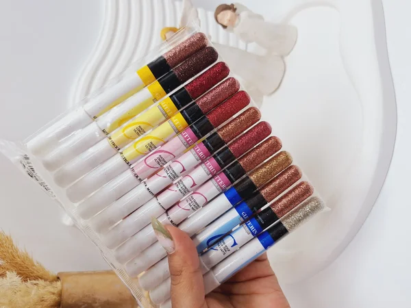 پک 12 تایی رژ لب و سایه چشم مدادی شاین دار ضد آب با ماندگاری بالا کد 2339