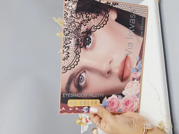 پالت سایه میکاپ دارای همه طیف رنگی زیبا برند Via letvas کد 2338