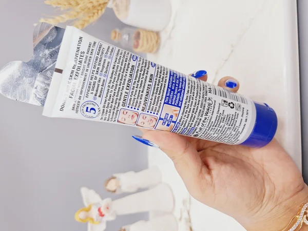 اسکراب لایه بردار روشن کننده صورت و بدن شیر الاغ ووکالی حجم 120 میل آبی کد HA-3088