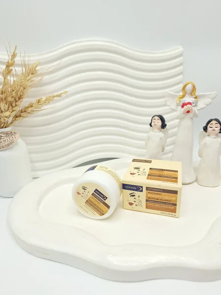 کرم سفید کننده و مغذی پوست ویتامین E و مناسب حفظ تعادل رطوبت پوست برند  مکس لیدی کد 4711