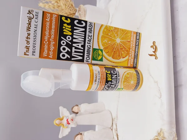 فوم شستشو صورت کف کننده داری  (ویتامینC+اسید هیالورونیک)ضد پیری ورفع کک و مک برند Wokali کد 1252