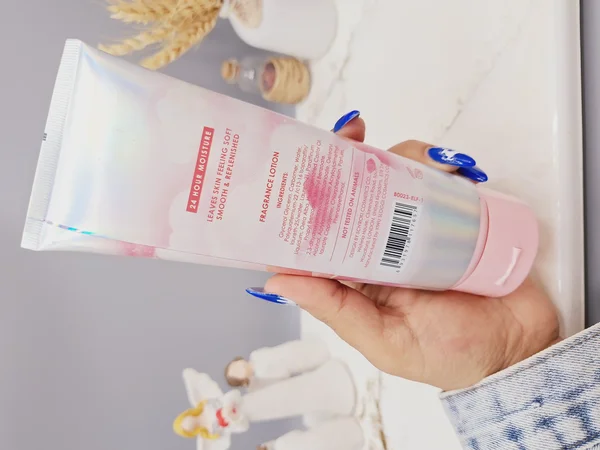 لوسیون عطری فرشته فوق العاده خوشبو و آبرسان برند PINK IN SWEET حجم 236 گرم مدل Coconut Season کد 7657