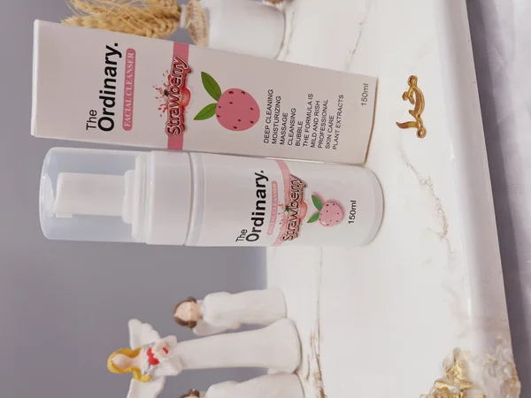 فوم شستشو صورت با عصاره توت فرنگی برند اوردینری ordinary کد 2225