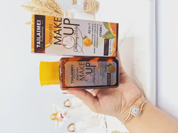 محلول آرایش پاک کن مدل ویتامین سی برند تایلامی کد 0124