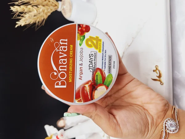 کرم مرطوب کننده کاسه ای دست و صورت رایحه آرگان جوجوبا برند بناوان BONAVAN