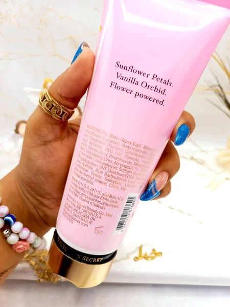 لوسیون معروف مرطوب کننده بدن 236 میل ETERNAL SUNFLOWER برند ویکتوریا سکرت کد 6891| پخش عمده