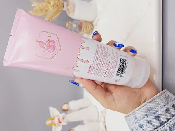 لوسیون عطری فوق العاده خوشبو و آبرسان برند PINK IN SWEET حجم 236 گرم مدل CHAMPAGNE SPRINKLES کد 5241