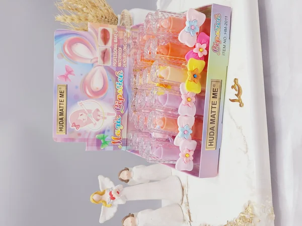 بالم لب رنگی طرح کش مو گل دار برند  ‏HUDA MATTE ME‏ کدHM_2011