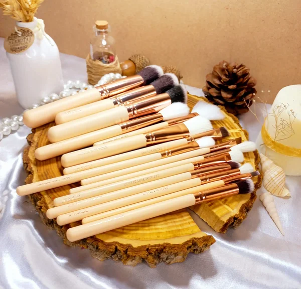 ست براش قهوه ای اصل 15 عددی لاکچری زووا با کیف چرمی ZOEVA