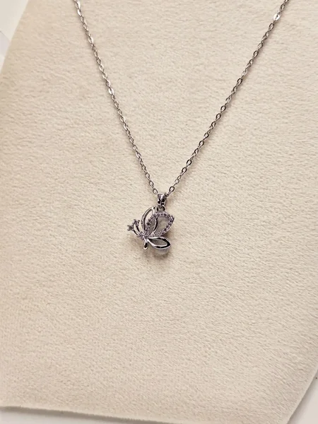 گردنبند پینترستی طرح پروانه شیشه ای نگین دار