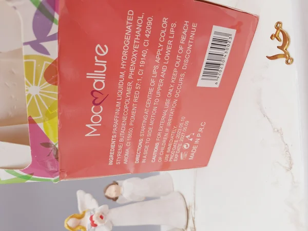 لیپ گلاس گلیتر دار طرح آویز میوه ای برند موکالره