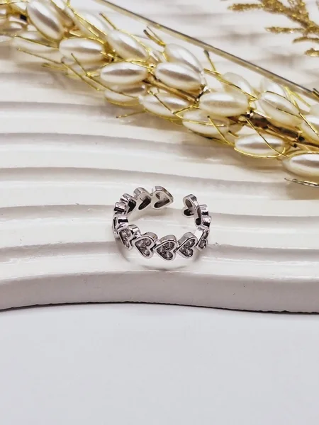 انگشتر پینترستی دور تا دور قلب نگین دار زیبا