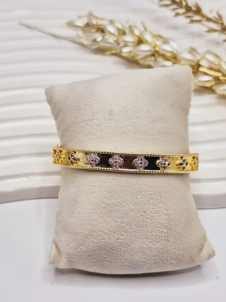 دستبند بنگل گل نگین دار ونکلیف طلایی استیل