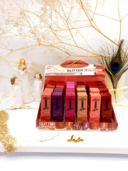 رژ جامد پرطرفدار گلیتری رویال لاو ROYAL LOVE کد 98091