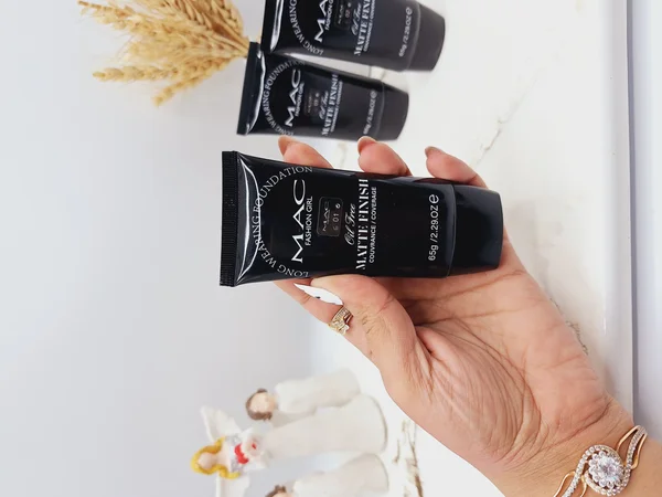 کرم پودر تیوپی برند با پوشش یکدست و مات حجم 65 گرم کد 86010