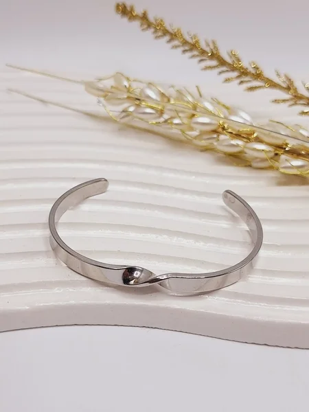 دستبند بنگل مردانه طرح پیچ استیل نقره ای