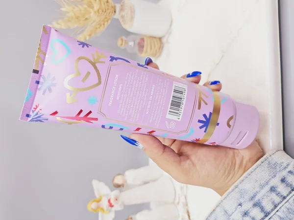 لوسیون عطری قلبی فوق العاده خوشبو و آبرسان برند PINK IN SWEET حجم 236 گرم مدل XOXO کد 7498