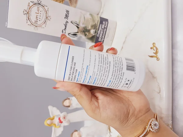 فوم شیر الاغ روشن کننده و بستن منافذ باز پوست برند هپی لیدی HAPPY LADY کد HL_314