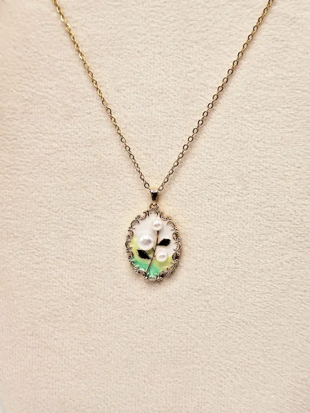 گردنبند میناکاری طرح قاب مراوریدی سفید و سبز