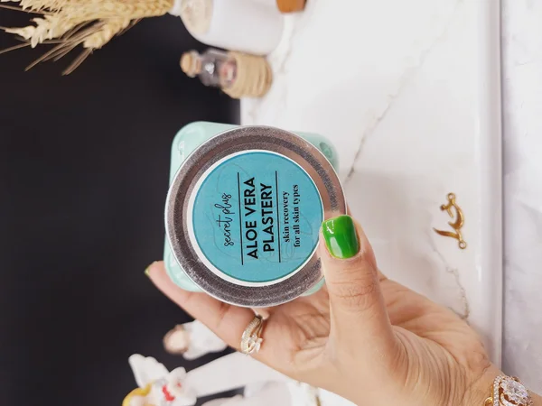 اسکراب لایه بردار تیرگی رایحه گچی آلوئه ورا ALOE VERA PLASTERY برند secret plus حجم 500ml