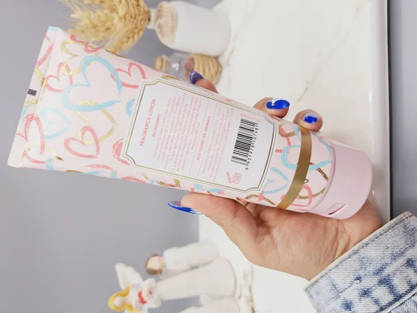 لوسیون عطری قلبی فوق العاده خوشبو و آبرسان برند PINK IN SWEET حجم 236 گرم مدل KISS کد 7481