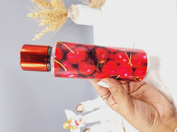 بادی اسپلش 250 ml شاین دار ویکتوریا سکرت مدل Cherry Pop اورجینال