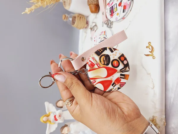 آینه آرایشی دسته دار مدل دایره ای طرح لوازم آرایشی