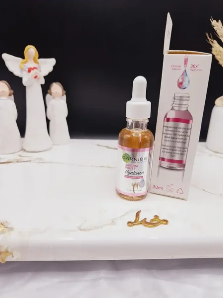 سرم لیفتینگ و جوان ساز با عصاره هیالورونیک و ساکورا برند گارنیر GARNIER کد 0721