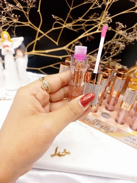 برق لب شاین دار دسته گلیتری برند میس بیوتی Mis Betty کد L1003