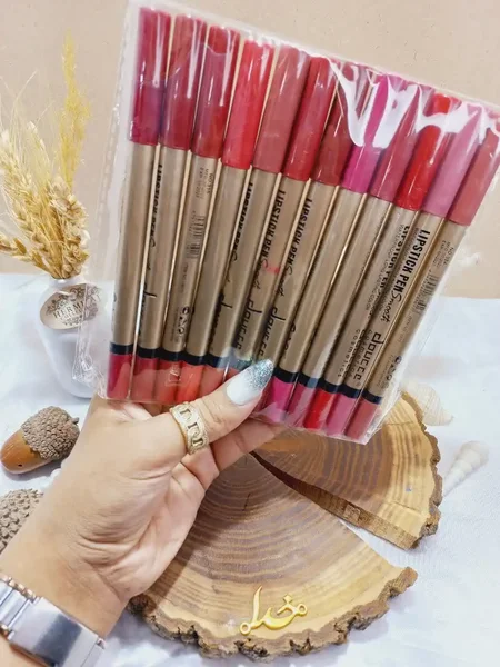 رژ مدادی پرطرفدار کاسماتیک پوکه طلایی دوسه DOUCCE