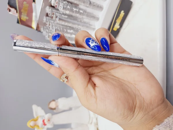 خط چشم مشکی ماژیکی پوکه نقره ای برند RPK کد 8052