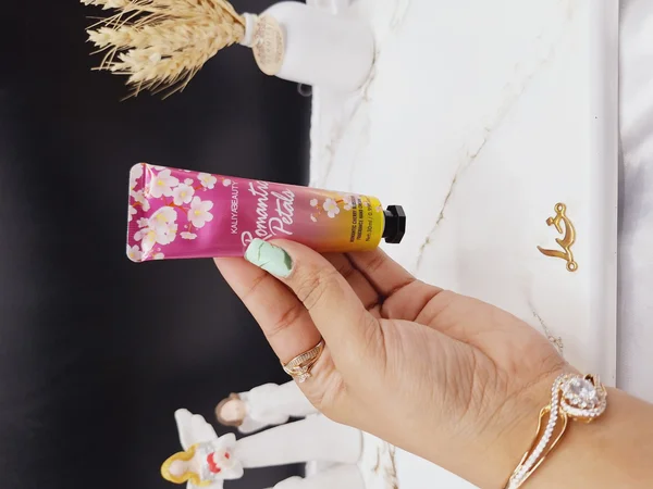 کرم دست 30گرم با رایحه شکوفه گیلاس برند KALIY ABEAUTY کد F7130