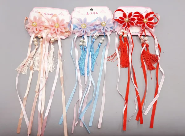 ست 2 تایی گیره مو طرح گل زیبا همراه با آویز نواری و نگین دار