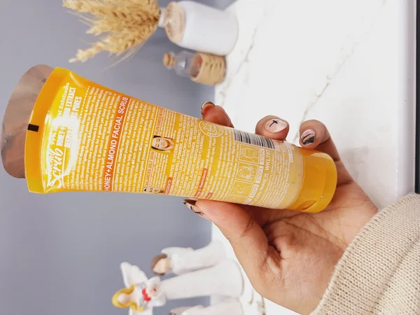 اسکراب صورت لایه بردار و سفید کننده رایحه عسل و بادام وکالی کد WKL787