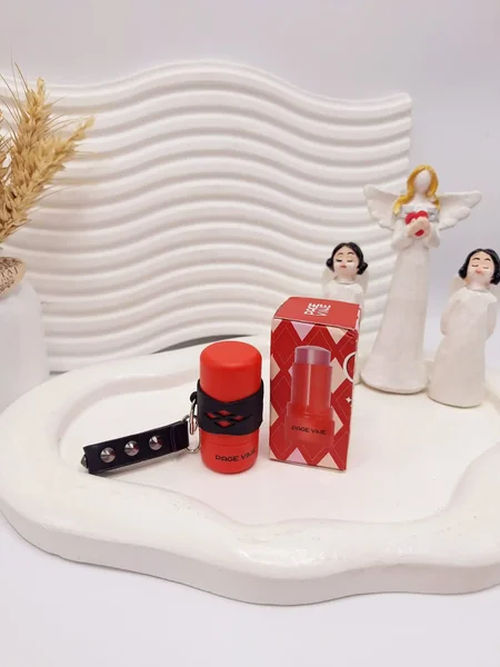 رژ گونه استیکی هارلی کویین بدنه قرمز کد P0213