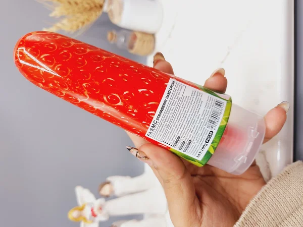 کرم آبرسان قوی دست و صورت رایحه توت فرنگی وکالی 100 میل کد FM039