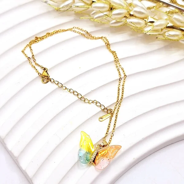 گردنبند زنانه طرح پروانه شیشه ای کهکشانی