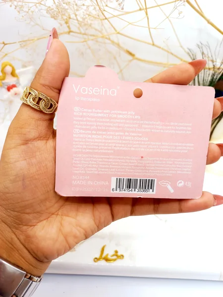 بالم لب فوق آبرسان و مرطوب کننده لب های خشک توت فرنگی Vaseina کد 8344