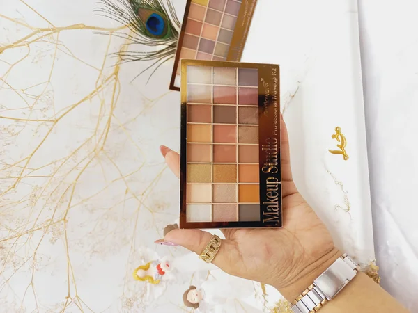 پالت  پرطرفدار سایه چشم 24 رنگ همراه با قلم برند میکاپ استودیو Makeup Studio کد GF429