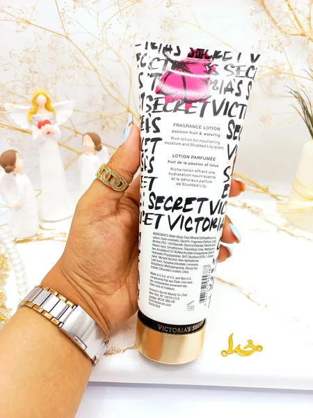 لوسیون معروف مرطوب کننده بدن 236 میل Studded Lily برند ویکتوریا سکرت کد 4787