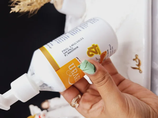 کرم مرطوب کننده پمپی دست و صورت رایحه شیر عسل برند بناوان BONAVAN