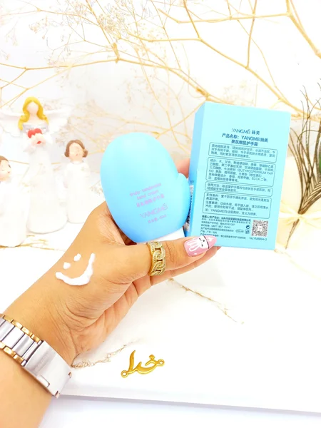 کرم دست مرطوب کننده رایحه بلوبری طرح دست یانگمی کد Ym88943