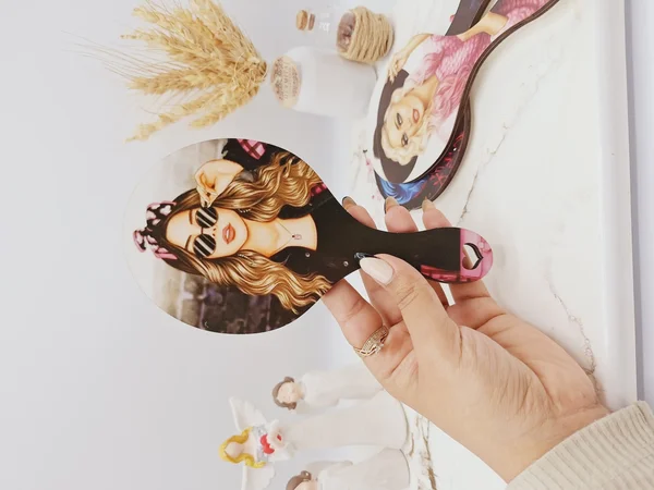 آینه چوبی دسته دار مدل دایره ای ارسال رندم