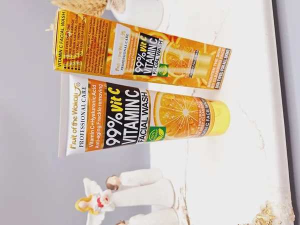 فوم شستشو 99% ویتامین سی روشن کننده قوی صورت برند وکالی اصلی کد 710