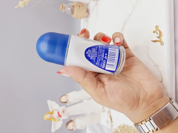 مام رول ضد تعریق زنانه نیوآ مدل Protect and Care حجم 50ml کد 2174