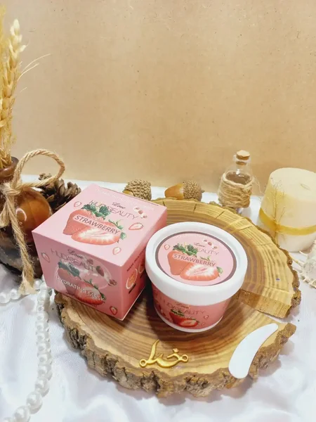 اسکراب شنی صورت و بدن رایحه توت فرنگی هدی بیوتی HUDABEAUTY کد 826020