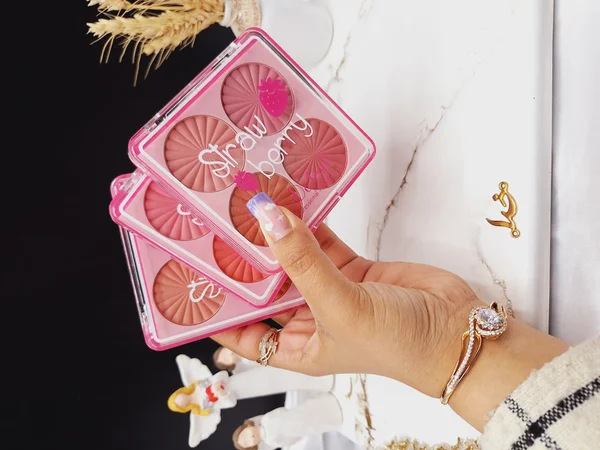 پالت سایه چهار رنگ طرح صدف D.Do Girl کد D4186