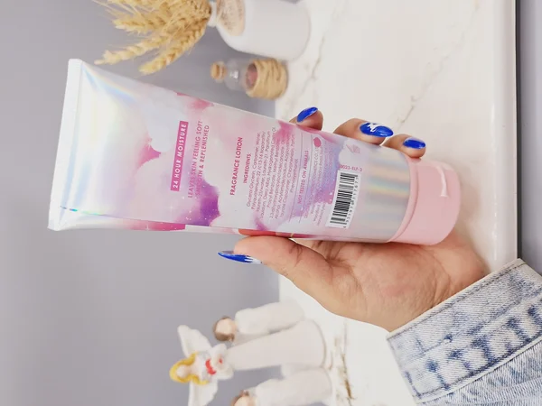 لوسیون عطری فرشته فوق العاده خوشبو و آبرسان برند PINK IN SWEET حجم 236 گرم مدل Pure Romance کد 7671