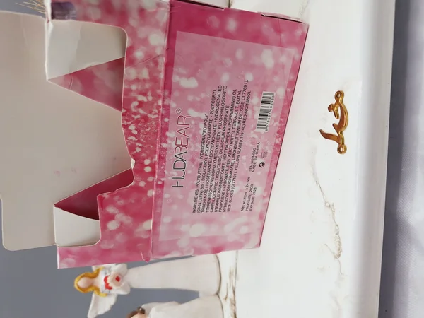 لیپ گلاس گلیتری طرح بطری شامپاین برند هدا بر HUDA BEAR کد M030